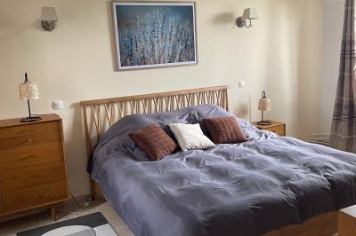 Miniature Location salle Gironville (Seine-et-Marne) - Domaine Saint Pierre #38 Champ de coquelicots rouges au premier plan avec un bâtiment en pierre et des toits en arrière-plan sous un ciel nuageux.