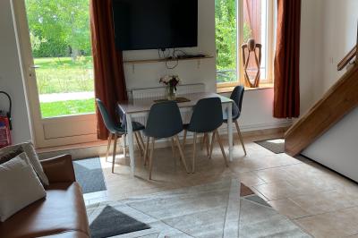 Miniature Location salle Gironville (Seine-et-Marne) - Domaine Saint Pierre #39 Champ de coquelicots rouges au premier plan avec un bâtiment en pierre et des toits en arrière-plan sous un ciel nuageux.