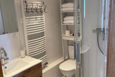 Miniature Location salle Gironville (Seine-et-Marne) - Domaine Saint Pierre #43 Champ de coquelicots rouges au premier plan avec un bâtiment en pierre et des toits en arrière-plan sous un ciel nuageux.