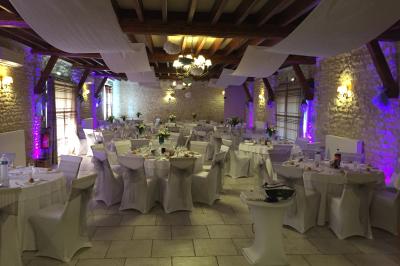 Miniature Location salle Gironville (Seine-et-Marne) - Domaine Saint Pierre #17 Champ de coquelicots rouges au premier plan avec un bâtiment en pierre et des toits en arrière-plan sous un ciel nuageux.