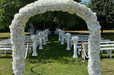 Miniature Location salle Gironville (Seine-et-Marne) - Domaine Saint Pierre #25 Champ de coquelicots rouges au premier plan avec un bâtiment en pierre et des toits en arrière-plan sous un ciel nuageux.