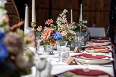 Miniature Pour l’Occasion #2 Mobilier en rotin disposé sur une pelouse, avec une table basse blanche et une décoration florale.