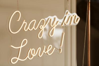 Miniature Pour l’Occasion #4 Mobilier en rotin disposé sur une pelouse, avec une table basse blanche et une décoration florale.