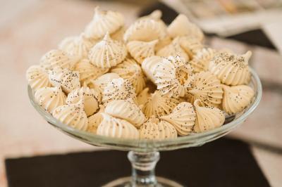 Miniature Pour l’Occasion #5 Mobilier en rotin disposé sur une pelouse, avec une table basse blanche et une décoration florale.