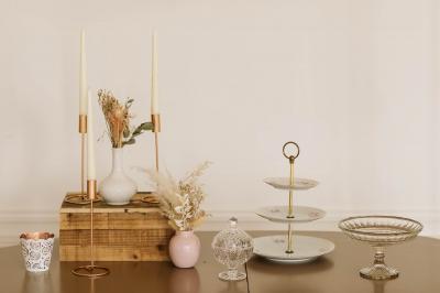 Miniature Pour l’Occasion #6 Mobilier en rotin disposé sur une pelouse, avec une table basse blanche et une décoration florale.