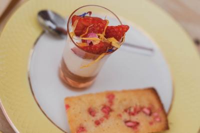 Miniature Pour l’Occasion #8 Mobilier en rotin disposé sur une pelouse, avec une table basse blanche et une décoration florale.