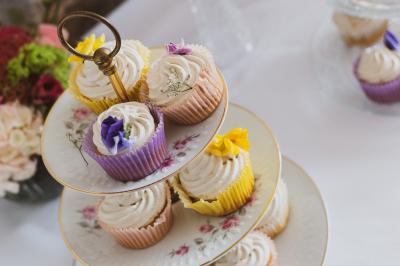 Miniature Pour l’Occasion #9 Mobilier en rotin disposé sur une pelouse, avec une table basse blanche et une décoration florale.