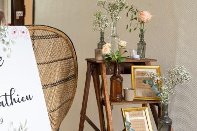 Miniature Pour l’Occasion #10 Mobilier en rotin disposé sur une pelouse, avec une table basse blanche et une décoration florale.