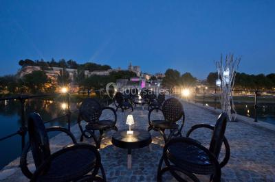 Décor hivernal avec un fauteuil rouge doré entouré de bonhommes de neige, sapins enneigés et guirlandes lumineuses.