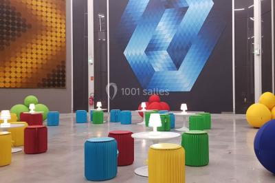 Décor hivernal avec un fauteuil rouge doré entouré de bonhommes de neige, sapins enneigés et guirlandes lumineuses.