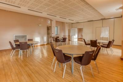 Miniature Location salle Saint-Priest (Rhône) - Château de Saint Priest #11 Façade d'un château historique entouré de pelouses bien entretenues et d'arbres taillés, sous un ciel nuageux.