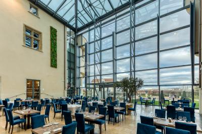 Miniature Location salle Saint-Priest (Rhône) - Château de Saint Priest #8 Façade d'un château historique entouré de pelouses bien entretenues et d'arbres taillés, sous un ciel nuageux.