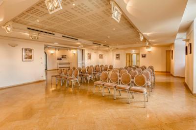 Miniature Location salle Saint-Priest (Rhône) - Château de Saint Priest #13 Façade d'un château historique entouré de pelouses bien entretenues et d'arbres taillés, sous un ciel nuageux.