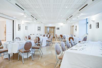 Miniature Location salle Saint-Priest (Rhône) - Château de Saint Priest #15 Façade d'un château historique entouré de pelouses bien entretenues et d'arbres taillés, sous un ciel nuageux.