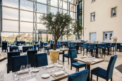 Miniature Location salle Saint-Priest (Rhône) - Château de Saint Priest #21 Façade d'un château historique entouré de pelouses bien entretenues et d'arbres taillés, sous un ciel nuageux.