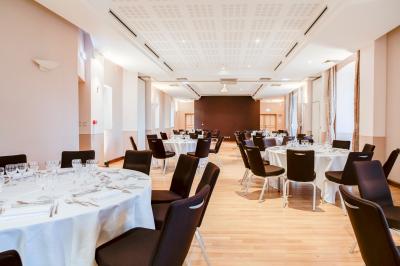 Miniature Location salle Saint-Priest (Rhône) - Château de Saint Priest #16 Façade d'un château historique entouré de pelouses bien entretenues et d'arbres taillés, sous un ciel nuageux.