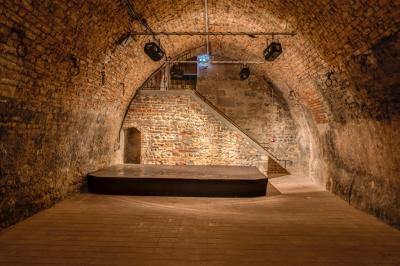 Miniature Location salle Saint-Priest (Rhône) - Château de Saint Priest #18 Façade d'un château historique entouré de pelouses bien entretenues et d'arbres taillés, sous un ciel nuageux.