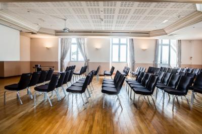 Miniature Location salle Saint-Priest (Rhône) - Château de Saint Priest #3 Façade d'un château historique entouré de pelouses bien entretenues et d'arbres taillés, sous un ciel nuageux.