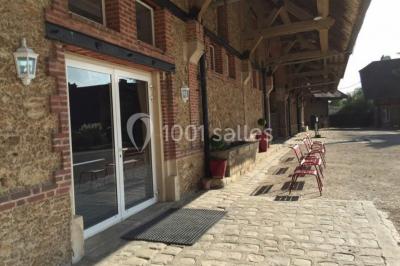 Miniature Location salle Chaumes-en-Brie (Seine-et-Marne) - La Ferme de Forest #24 Un groupe de femmes, dont une en robe blanche, marche sur une pelouse devant un bâtiment en pierre et bois.