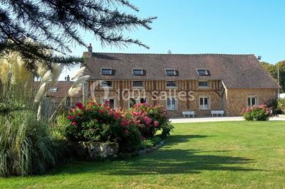 Miniature Location salle Chaumes-en-Brie (Seine-et-Marne) - La Ferme de Forest #9 Un groupe de femmes, dont une en robe blanche, marche sur une pelouse devant un bâtiment en pierre et bois.