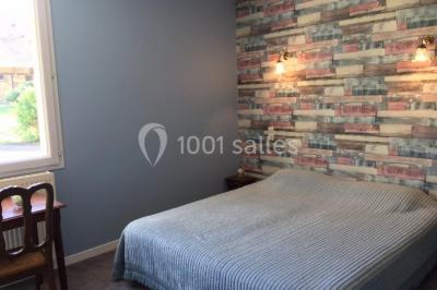 Miniature Location salle Chaumes-en-Brie (Seine-et-Marne) - La Ferme de Forest #21 Un groupe de femmes, dont une en robe blanche, marche sur une pelouse devant un bâtiment en pierre et bois.