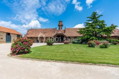 Miniature Location salle Chaumes-en-Brie (Seine-et-Marne) - La Ferme de Forest #27 Un groupe de femmes, dont une en robe blanche, marche sur une pelouse devant un bâtiment en pierre et bois.