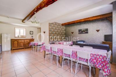 Miniature Location salle Chaumes-en-Brie (Seine-et-Marne) - La Ferme de Forest #20 Un groupe de femmes, dont une en robe blanche, marche sur une pelouse devant un bâtiment en pierre et bois.
