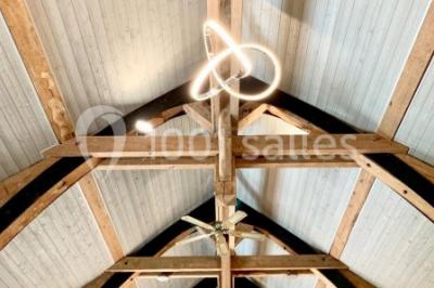 Miniature Location salle Chaumes-en-Brie (Seine-et-Marne) - La Ferme de Forest #28 Un groupe de femmes, dont une en robe blanche, marche sur une pelouse devant un bâtiment en pierre et bois.