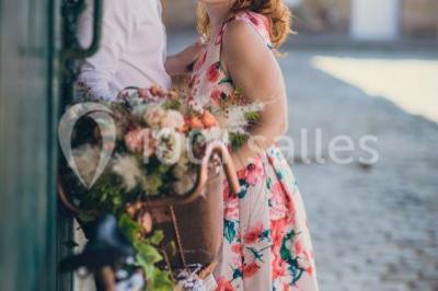 Miniature Location salle Chaumes-en-Brie (Seine-et-Marne) - La Ferme de Forest #13 Un groupe de femmes, dont une en robe blanche, marche sur une pelouse devant un bâtiment en pierre et bois.