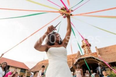 Miniature Location salle Chaumes-en-Brie (Seine-et-Marne) - La Ferme de Forest #29 Un groupe de femmes, dont une en robe blanche, marche sur une pelouse devant un bâtiment en pierre et bois.