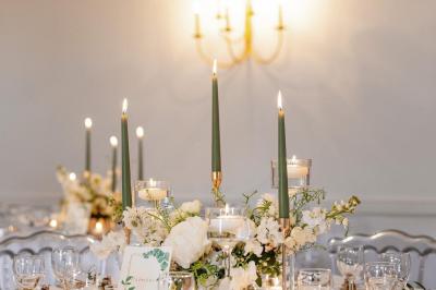 Miniature Location salle Chaumes-en-Brie (Seine-et-Marne) - La Ferme de Forest #17 Un groupe de femmes, dont une en robe blanche, marche sur une pelouse devant un bâtiment en pierre et bois.