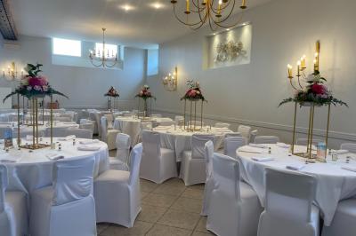 Miniature Location salle Chaumes-en-Brie (Seine-et-Marne) - La Ferme de Forest #4 Un groupe de femmes, dont une en robe blanche, marche sur une pelouse devant un bâtiment en pierre et bois.