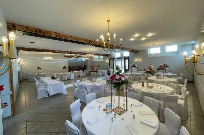 Miniature Location salle Chaumes-en-Brie (Seine-et-Marne) - La Ferme de Forest #3 Un groupe de femmes, dont une en robe blanche, marche sur une pelouse devant un bâtiment en pierre et bois.