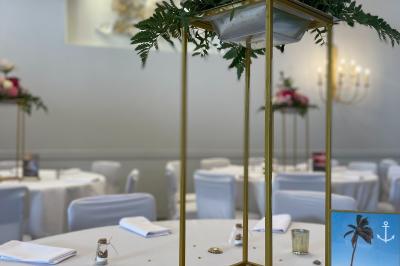 Miniature Location salle Chaumes-en-Brie (Seine-et-Marne) - La Ferme de Forest #23 Un groupe de femmes, dont une en robe blanche, marche sur une pelouse devant un bâtiment en pierre et bois.