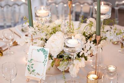 Miniature Location salle Chaumes-en-Brie (Seine-et-Marne) - La Ferme de Forest #26 Un groupe de femmes, dont une en robe blanche, marche sur une pelouse devant un bâtiment en pierre et bois.