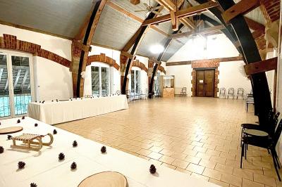 Miniature Location salle Chaumes-en-Brie (Seine-et-Marne) - La Ferme de Forest #5 Un groupe de femmes, dont une en robe blanche, marche sur une pelouse devant un bâtiment en pierre et bois.