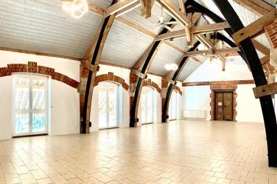 Miniature Location salle Chaumes-en-Brie (Seine-et-Marne) - La Ferme de Forest #6 Un groupe de femmes, dont une en robe blanche, marche sur une pelouse devant un bâtiment en pierre et bois.