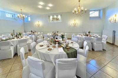 Miniature Location salle Chaumes-en-Brie (Seine-et-Marne) - La Ferme de Forest #10 Un groupe de femmes, dont une en robe blanche, marche sur une pelouse devant un bâtiment en pierre et bois.
