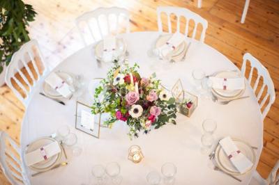 Miniature Location salle Fontains (Seine-et-Marne) - Château de Bourguignon #13 Vue nocturne d'une verrière illuminée par des lumières violettes, entourée d'arbres et d'un jardin.