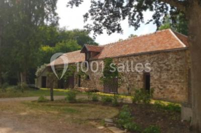 Miniature Location salle Fontains (Seine-et-Marne) - Château de Bourguignon #10 Vue nocturne d'une verrière illuminée par des lumières violettes, entourée d'arbres et d'un jardin.
