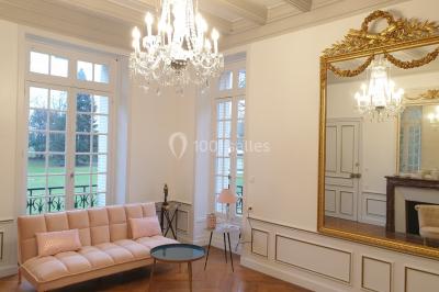 Miniature Location salle Fontains (Seine-et-Marne) - Château de Bourguignon #22 Vue nocturne d'une verrière illuminée par des lumières violettes, entourée d'arbres et d'un jardin.