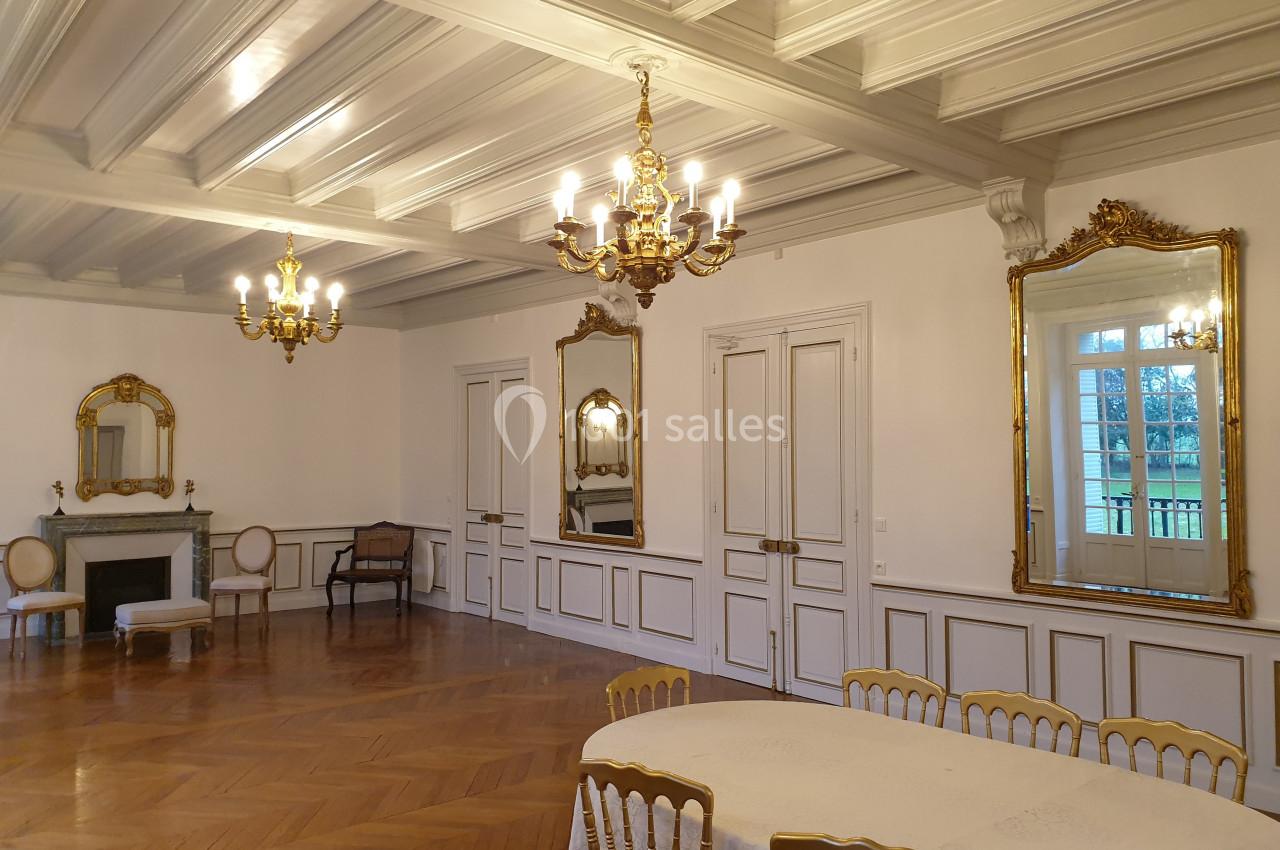 Location salle Fontains (Seine-et-Marne) - Château de Bourguignon #23 Salle élégante avec parquet en bois, moulures au plafond, lustres dorés, miroirs et table entourée de chaises.