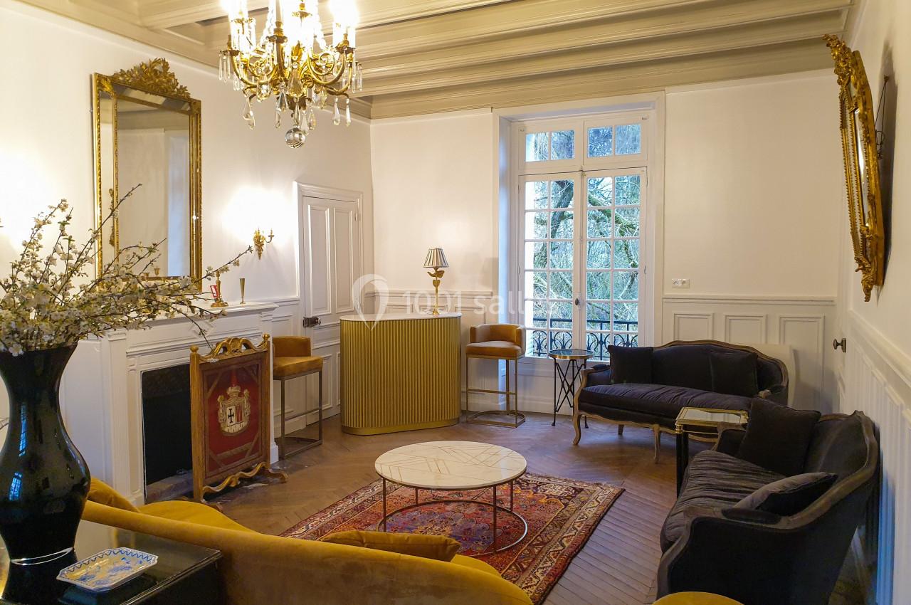 Location salle Fontains (Seine-et-Marne) - Château de Bourguignon #24 Salon élégant avec mobilier vintage, cheminée, lustre doré, miroirs et grandes fenêtres laissant entrer la lumière naturelle.