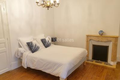 Miniature Location salle Fontains (Seine-et-Marne) - Château de Bourguignon #28 Vue nocturne d'une verrière illuminée par des lumières violettes, entourée d'arbres et d'un jardin.