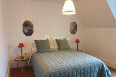 Miniature Location salle Fontains (Seine-et-Marne) - Château de Bourguignon #29 Vue nocturne d'une verrière illuminée par des lumières violettes, entourée d'arbres et d'un jardin.