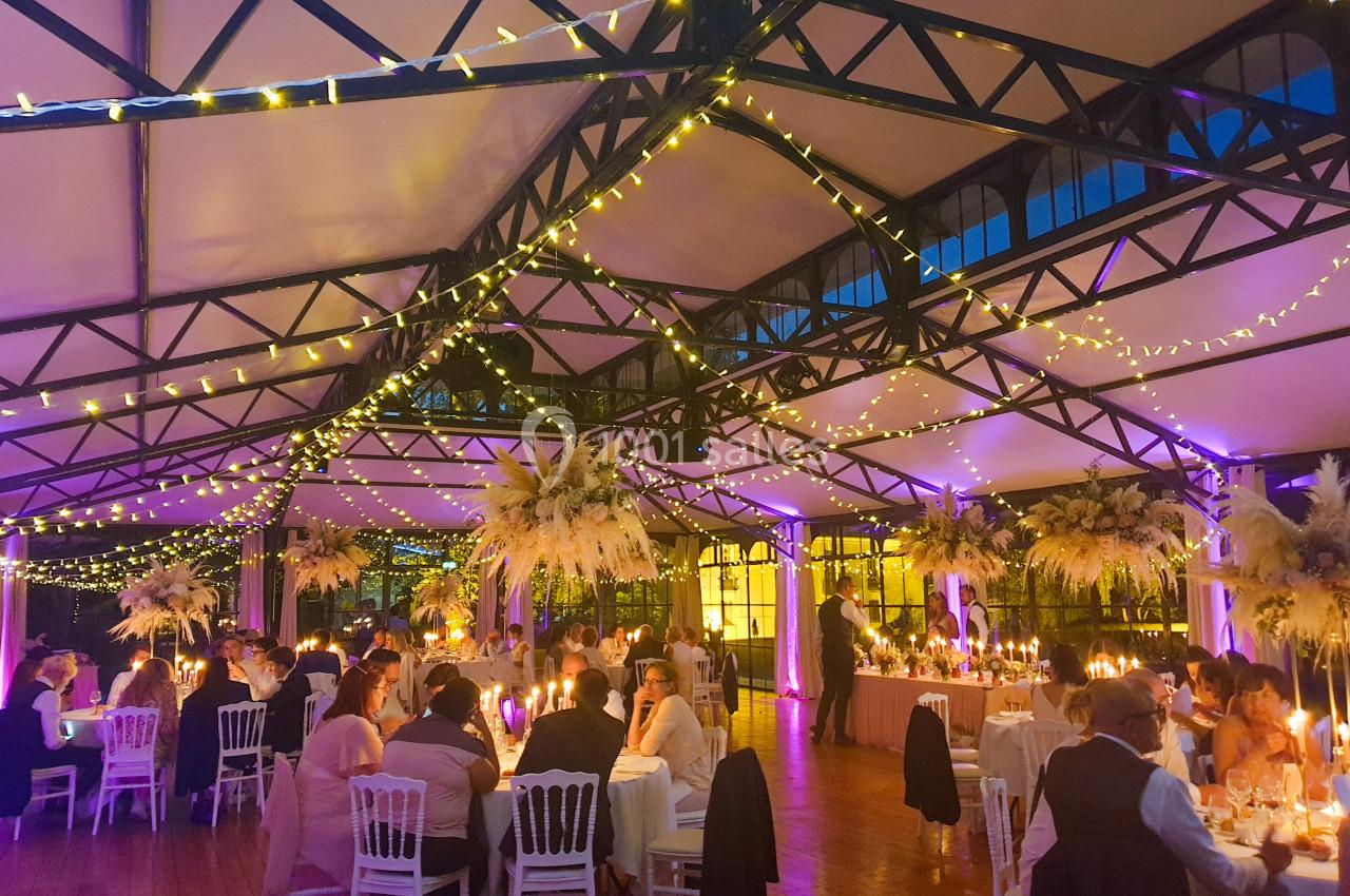 Location salle Fontains (Seine-et-Marne) - Château de Bourguignon #4 Salle de réception décorée avec des guirlandes lumineuses, des tables dressées et des invités assis lors d'un événement.