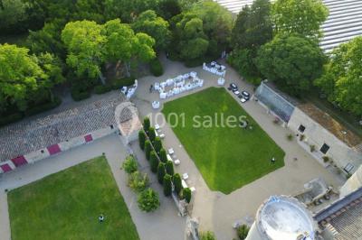 Miniature Location salle Vérargues (Hérault) - Château de Pouget #4 Salle en pierre avec arches, tables décorées et stands alignés, éclairage chaleureux créant une ambiance conviviale.