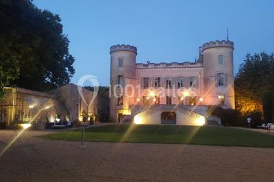 Miniature Location salle Vérargues (Hérault) - Château de Pouget #2 Salle en pierre avec arches, tables décorées et stands alignés, éclairage chaleureux créant une ambiance conviviale.