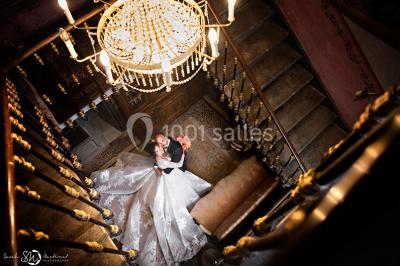 Miniature Location salle Vérargues (Hérault) - Château de Pouget #7 Salle en pierre avec arches, tables décorées et stands alignés, éclairage chaleureux créant une ambiance conviviale.