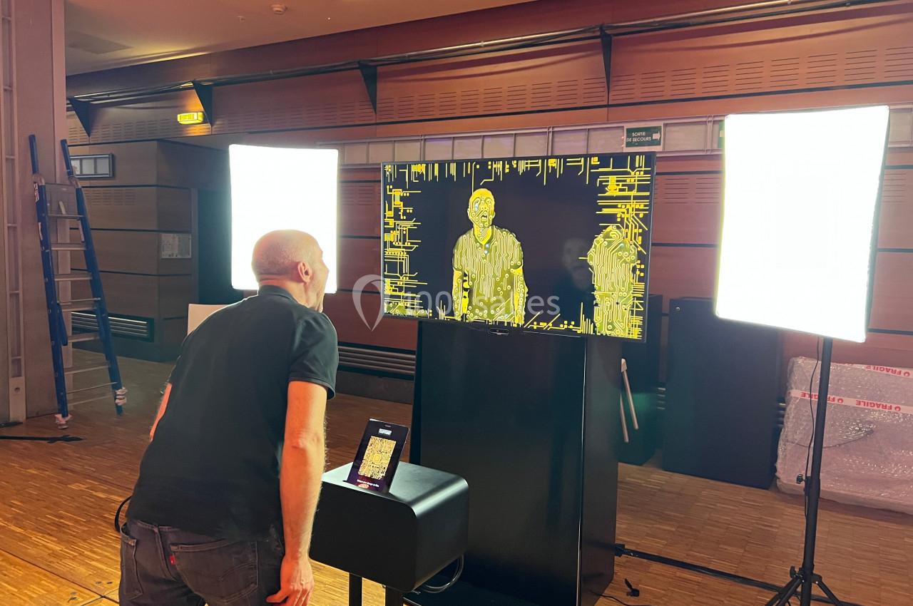 Un homme observe un écran interactif affichant une image numérique stylisée, entouré de lumières vives.